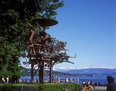 Bildnummer: 51051217  Datum: 01.05.1995  Copyright: imago/Travel-Stock-ImageSkulptur von Jean Tinguely am Z?richsee, Objekte; 1995, Z?rich, ,  Skulpturen, Figur, Figuren, Statue, Statuen, Schrottkunst; , quer, Mfdia, Totale, Schweiz,  , Reisen, Europa; Aufnahmedatum gesch?tzt-stock-photo
