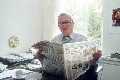 Ernst Dieter Lueg 10/93 cam Mann TV Fernsehen Moderation Journalismus blond Brille leger Hemd Krawatte sitzend B?ro Sch-stock-foto