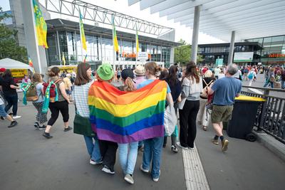 Jugendliche mit einer Regenbogenflagge auf dem Evangelischen Kirchentag in Nuernberg. (Foto vom 08.06.2023). Vom 7. bis-stock-photo