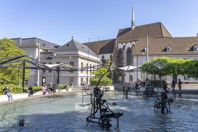 Tinguely-Brunnen Der Fasnachts-Brunnen oder Tinguely-Brunnen auf dem Theaterplatz und die Kirche Elisabethen in Basel, S-stock-foto
