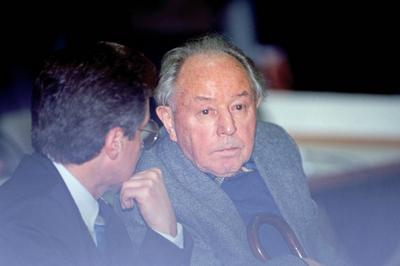 Erich Mielke, ehemaliger DDR Minister f?r Staatssicherheit, mit seinem Anwalt Graubner beim seinem Prozess im M?rz 1993-stock-photo