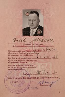 Bildnummer: 56957506  Datum: 17.08.2004  Copyright: imago/teutopressFeature: Diplomatenpass von Erich Mielke 08/04 thg DDR Deutsche Demokratische Republik Stasi Staatssicherheit Minister MfS Berlin Ministerium Pass Diplomat Diplomatenausweis Reisepass Dokument Ausweis Passfoto Foto Passbild Unterschrift Signatur wurde vom Bielefelder Internet-Auktionator Alexander Boller im Kundenauftrag zusammen mit anderen Mielke-Dokumenten, Orden u.?. am 22. August 2004 bei ebay f?r 13100 Euro versteigert hoch People x0x xkg 2004 hoch  56957506 Date 17 08 2004 Copyright Imago  Feature Diplomatic passport from Erich Mielke 08 04 THG GDR German Democratic Republic Stasi State Security Ministers Stasi Berlin Ministry Passport Diplomat  Passport Document Card Passport photo Photo Passport picture Signature Signature was of Bielefeld Internet Auctioneer Alexander Boller in Customers order together with others Mielke Documents Order U ? at 22 August 2004 at eBay for  Euro auctioned vertical Celebrities x0x xkg 2004 vertical-stock-foto