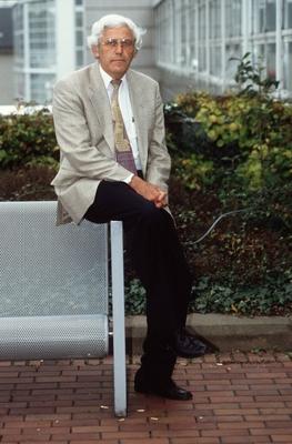 Bildnummer: 56778918  Datum: 01.10.1993  Copyright: imago/teutopressDr. phil. Gerhard Helbig 10/93 pp Mann Fernsehen Journalismus Autor grauhaarig seri?s Brille hoch ganz sitzend drau?en Sakko Krawatte neutral People Shooting xdp x0x 1993 hoch  56778918 Date 01 10 1993 Copyright Imago teutopress Dr Phil Gerhard Helbig 10 93 PP Man Television Journalism Author grauhaarig seriously Glasses vertical whole seated outside Jacket Tie neutral Celebrities Shooting XDP x0x 1993 vertical-stock-foto