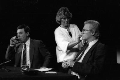 Journalist Ernst Dieter Lueg (re.) w?hrend einer Fernsehdebatte in Bonn anl?sslich der bevorstehenden Landtagswahlen in-stock-foto