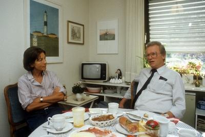 Bildnummer: 54871312  Datum: 01.06.1985  Copyright: imago/Sven SimonJournalist Ernst-Dieter Lueg (Leiter WDR-Studio Bonn) mit seiner Ehefrau in ihrem Haus, Personen; 1985, BRD, BR Deutschland, Frau, Familie, Homestory, Shooting; , quer, Kbdia, Gruppenbild, Privatbild, People; Aufnahmedatum gesch?tztBildnummer 54871312 Date 01 06 1985 Copyright Imago Sven Simon Journalist Ernst Dieter Lueg Leader WDR Studio Bonn with his Wife in her House People 1985 GERMANY BR Germany Woman Family Home story Shooting horizontal Kbdia Group photo Private Celebrities date estimated-stock-foto