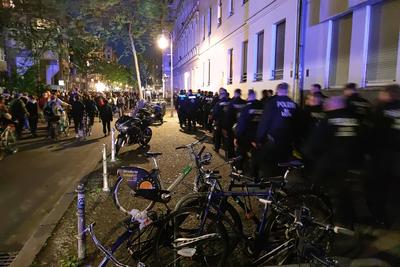 Berlin, Deutschland, 30.04.2025: Kreuzberg: Linke Queerfeminismus-Demo am Vorabend zum 1. Mai: Demonstranten ziehen durc-stock-foto