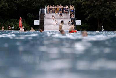 Im Kölner Stadionbad genießen Badegäste bei sommerlichen Temperaturen die Freibad-Saison. Das Rheinland ächzt unter eine-stock-foto