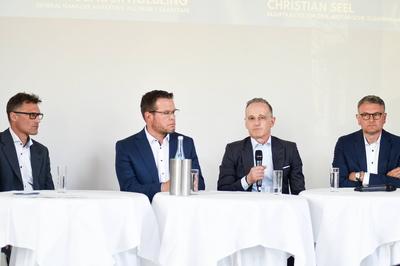Podiumsdiskussion-stock-foto