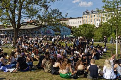 1. Mai, Tag der Arbeit, Menschenmenge im G?rlitzer Park, Party, Feiern, Treffpunkt, Berlin-Kreuzberg-stock-foto