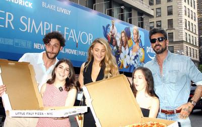 Another Simple Favor Cast Visits Times Square-stock-foto