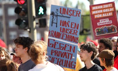 Demonstration der kommunistische Gruppe Roter Aufbau Hamburg am 1. Mai unter dem Motto: Heraus zum revolution?ren 1.Mai.-stock-photo
