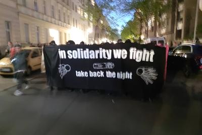 Berlin, Deutschland, 30.04.2025: Kreuzberg: Linke Demo am Vorabend zum 1. Mai: Demonstranten ziehen durch die Waldemarst-stock-foto