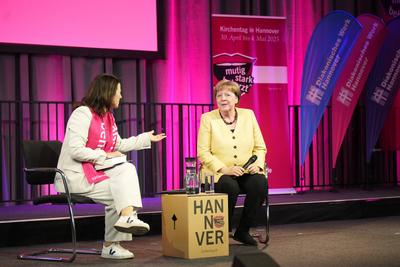 Bibelarbeit mit Angela Merkel auf dem Kirchentag-stock-foto