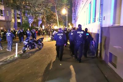 Berlin, Deutschland, 30.04.2025: Kreuzberg: Linke Queerfeminismus-Demo am Vorabend zum 1. Mai: Demonstranten ziehen durc-stock-foto