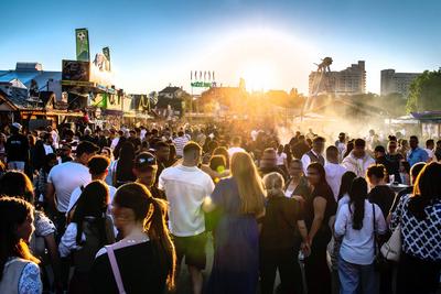 Sonnenuntergang beim M?nchner Fr?hlingsfest, M?nchen, 1. Mai 2025-stock-foto