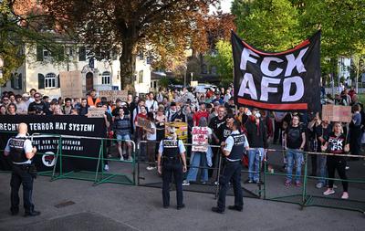 Rottenburg (Kreis Tuebingen) 29.04.2025 Gegenkundgebung gegen Rechts und fuer Demokratie vor der Rottenburger Festhalle-stock-foto