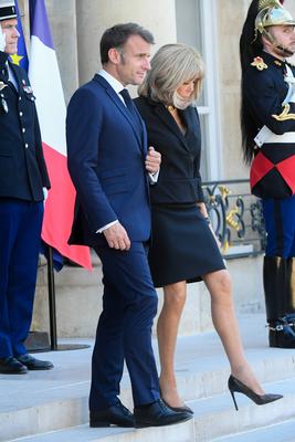 Emmanuel et Brigitte Macron re?oivent Olaf Scholz et son ?pouse pour un d?ner ? l'Elys?e-stock-photo