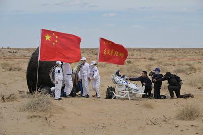 ALXA, CHINA - APRIL 30: Astronaut Wang Haoze is out of the return capsule of the Shenzhou-19 crewed spaceship at the Don-stock-foto
