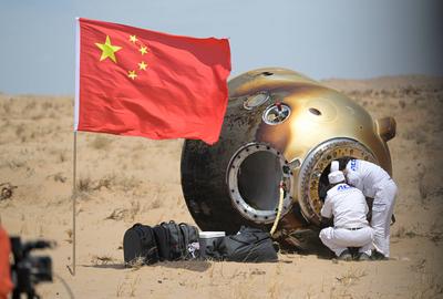 ALXA, CHINA - APRIL 30: Ground crew carry crew member of the Shenzhou-19 mission out of return capsule at the Dongfeng l-stock-foto