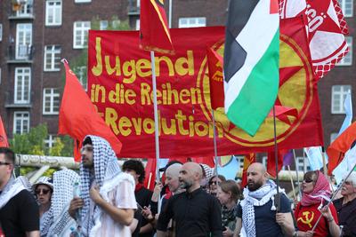 Demonstration der kommunistische Gruppe Roter Aufbau Hamburg am 1. Mai unter dem Motto: Heraus zum revolution?ren 1.Mai.-stock-photo