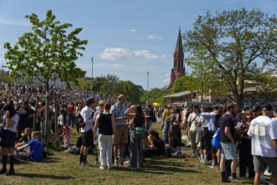 1. Mai, Tag der Arbeit, Menschenmenge im G?rlitzer Park, Party, Feiern, Treffpunkt, Berlin-Kreuzberg-stock-foto