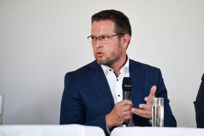 Podiumsdiskussion-stock-foto