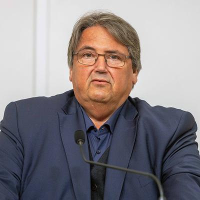 20250430 Praesentation der Ergebnisse der Fruehjahrslohnrunde 2025 der Gewerkschaft BAU HOLZ-stock-foto