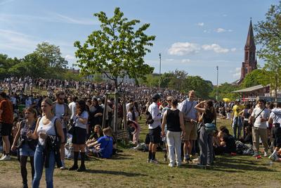 1. Mai, Tag der Arbeit, Menschenmenge im G?rlitzer Park, Party, Feiern, Treffpunkt, Berlin-Kreuzberg-stock-foto