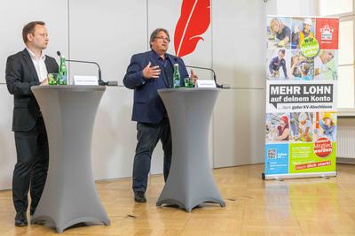20250430 Praesentation der Ergebnisse der Fruehjahrslohnrunde 2025 der Gewerkschaft BAU HOLZ-stock-foto