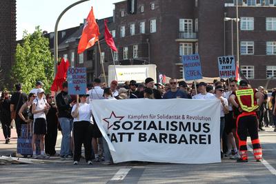 Demonstration der kommunistische Gruppe Roter Aufbau Hamburg am 1. Mai unter dem Motto: Heraus zum revolution?ren 1.Mai.-stock-photo