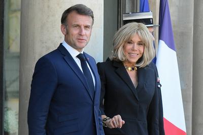 Emmanuel et Brigitte Macron re?oivent Olaf Scholz et son ?pouse pour un d?ner ? l'Elys?e-stock-photo