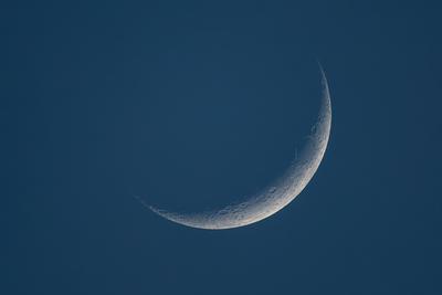 Der Mond ist am Abendhimmel als Sichel zu sehen. Rottweil Baden-W?rttemberg Deutschland *** The moon can be seen as a cr-stock-foto