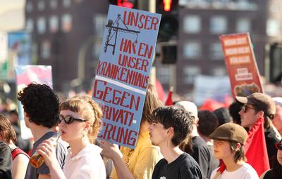 Demonstration der kommunistische Gruppe Roter Aufbau Hamburg am 1. Mai unter dem Motto: Heraus zum revolution?ren 1.Mai.-stock-photo