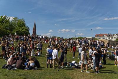 1. Mai, Tag der Arbeit, Menschenmenge im G?rlitzer Park, Party, Feiern, Treffpunkt, Berlin-Kreuzberg-stock-foto