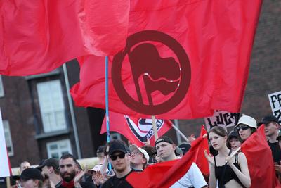 Demonstration der kommunistische Gruppe Roter Aufbau Hamburg am 1. Mai unter dem Motto: Heraus zum revolution?ren 1.Mai.-stock-photo