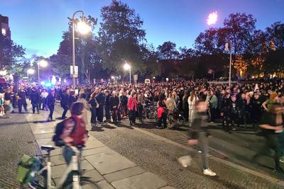 Berlin, Deutschland, 30.04.2025: Kreuzberg: Linke Queerfeminismus-Demo am Vorabend zum 1. Mai: Demonstranten ziehen vom-stock-foto