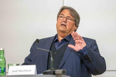 20250430 Praesentation der Ergebnisse der Fruehjahrslohnrunde 2025 der Gewerkschaft BAU HOLZ-stock-foto