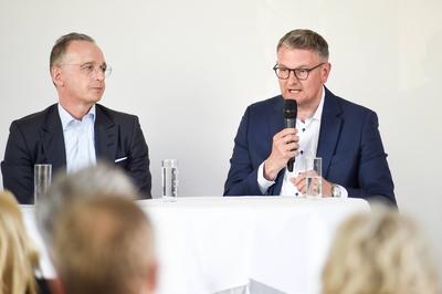 Podiumsdiskussion-stock-foto
