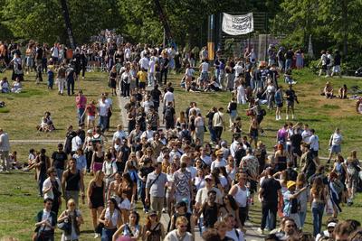 1. Mai, Tag der Arbeit, Menschenmenge im G?rlitzer Park, Party, Feiern, Treffpunkt, Berlin-Kreuzberg-stock-foto