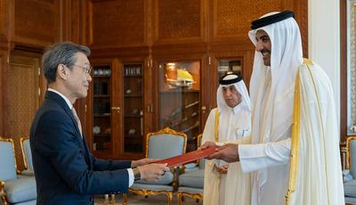 Qatari Emir Tamim bin Hamad Al Thani receives the credentials of six new ambassadors in Doha-stock-foto