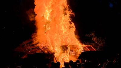 Zur gro?en Walpurgisnacht tanzten bei herrlichem Fr?hsommerwetter tausende Menschen in Sachsen in den Mai. Traditionell-stock-foto