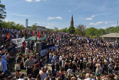 1. Mai, Tag der Arbeit, Menschenmenge im G?rlitzer Park, Party, Feiern, Treffpunkt, Berlin-Kreuzberg-stock-foto