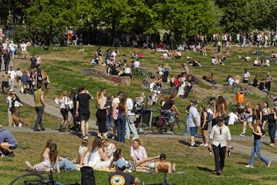 1. Mai, Tag der Arbeit, Menschenmenge im G?rlitzer Park, Party, Feiern, Treffpunkt, Berlin-Kreuzberg-stock-foto