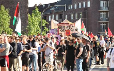 Demonstration der kommunistische Gruppe Roter Aufbau Hamburg am 1. Mai unter dem Motto: Heraus zum revolution?ren 1.Mai.-stock-photo