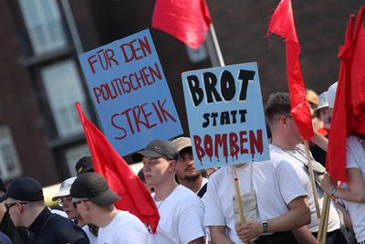 Demonstration der kommunistische Gruppe Roter Aufbau Hamburg am 1. Mai unter dem Motto: Heraus zum revolution?ren 1.Mai.-stock-photo