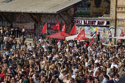 1. Mai, Tag der Arbeit, Menschenmenge im G?rlitzer Park, Party, Feiern, Treffpunkt, Berlin-Kreuzberg-stock-foto
