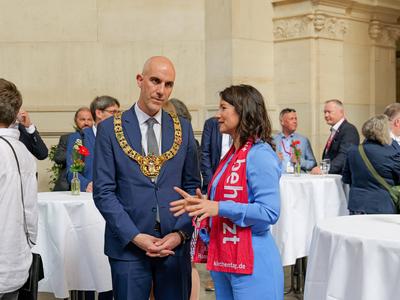Onay und Siegesmund beim Empfang Kurz vor dem Empfang freuen sich Belit Onay und Anja Siegesmund auf den inzwischen f?nf-stock-photo