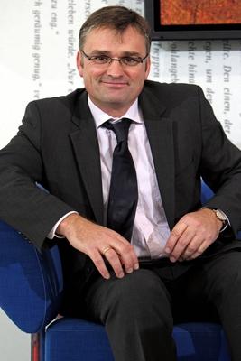 Bildnummer: 53532785  Datum: 15.10.2009  Copyright: imago/STAR-MEDIAFrankfurter Buchmesse 2009. Journalist Stefan Kornelius ( GER / Leiter des Ressorts Au?enpolitik der S?ddeutschen Zeitung ). Journalist Stefan Kornelius ( GER / Leiter des Ressorts Au?enpolitik der S?ddeutschen Zeitung ) am 15.10.2009 anl??lich der Frankfurter Buchmesse 2009 auf dem Blauen Sofa . Frankfurt People Literatur Frankfurter Buchmesse Messe Portr?t kbdig xmk 2009 hoch Highlight premiumdBildnummer 53532785 Date 15 10 2009 Copyright Imago Star Media Frankfurt Book Fair 2009 Journalist Stefan Kornelius ger Leader the Departments Foreign policy the South Germans Newspaper Journalist Stefan Kornelius ger Leader the Departments Foreign policy the South Germans Newspaper at 15 10 2009 during the Frankfurt Book Fair 2009 on the blue Sofa Frankfurt Celebrities Literature Frankfurt Book Fair trade Fair Portrait Kbdig xmk 2009 vertical Highlight premiumd-stock-foto