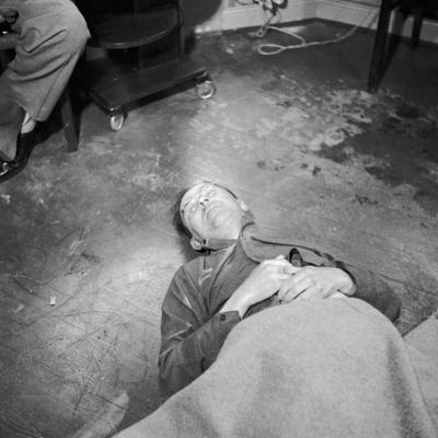 Nazi Personalities Heinrich Himmler (1900 - 1945): The body of Heinrich Himmler lying on the floor at British 2nd Army H-stock-foto