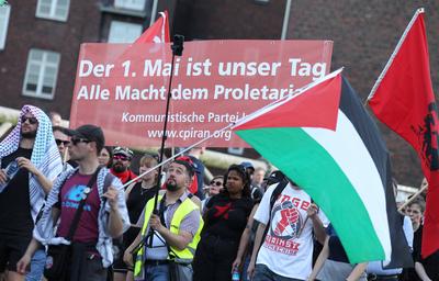 Demonstration der kommunistische Gruppe Roter Aufbau Hamburg am 1. Mai unter dem Motto: Heraus zum revolution?ren 1.Mai.-stock-photo